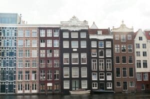 foto van grachtenpanden in Amsterdam